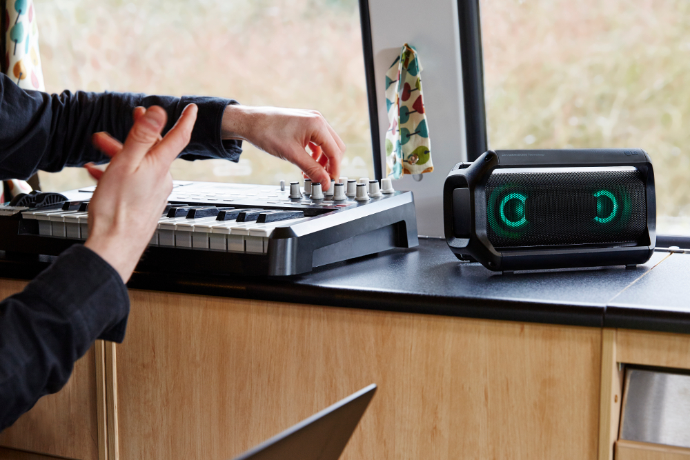 1543562409_LG_XBOOM_Go_05