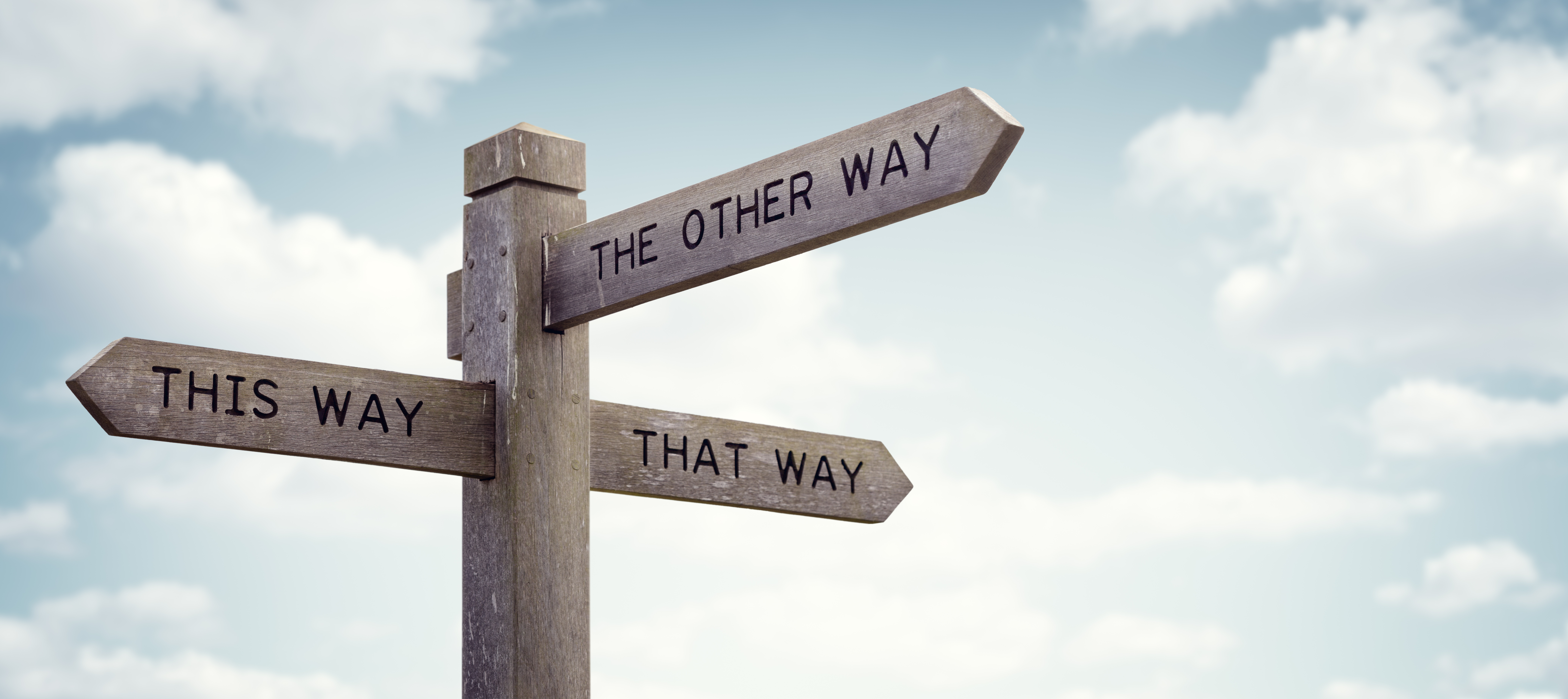 Think that way. Указатель на распутье. Указатель на перекрестке. Столб с указателями. Указатели пути картинки.