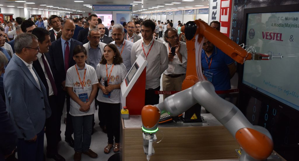 1560413008_Vali_Deniz_ve_Vestel_Beyaz_E__ya_Genel_M__d__r___Haspolat_kodlanan_robotla_ilgili_____rencilerden_bilgi_ald__.