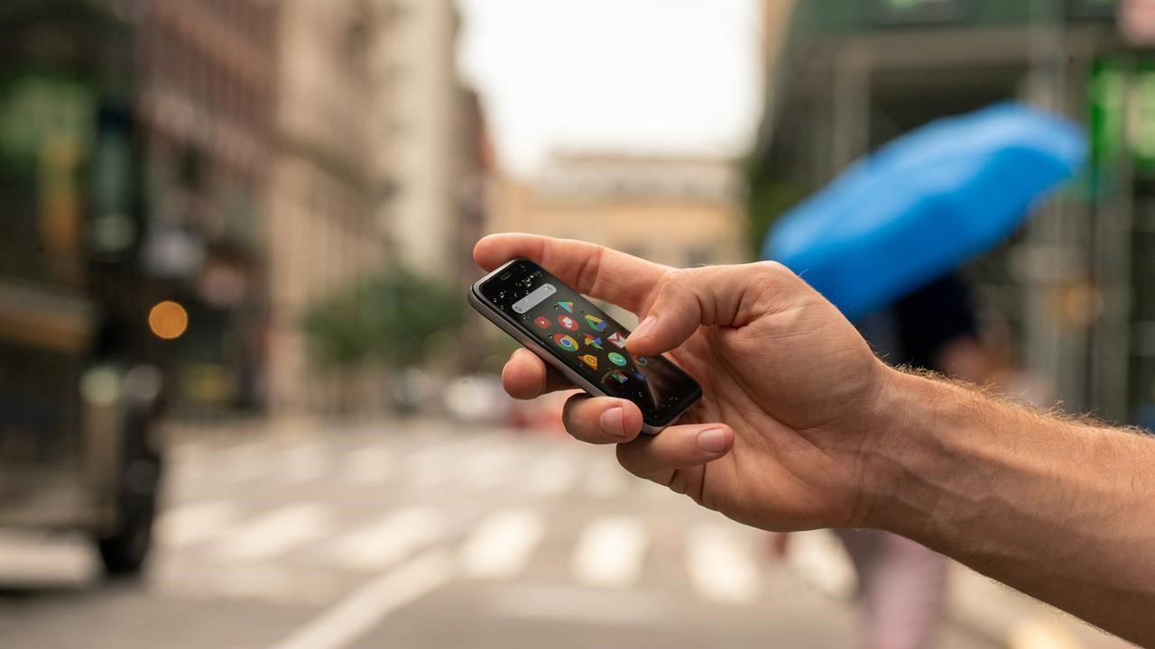 Kredi kartı boyutundaki akıllı telefon artık Türkiye’de!