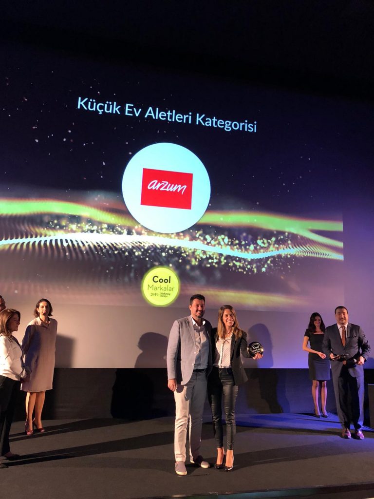 1573201369_Arzum_Grup___r__n_M__d__r_____zer_Yal____nkaya___Arzum_Pazarlama___leti__im_M__d__r___Neslihan_Demir