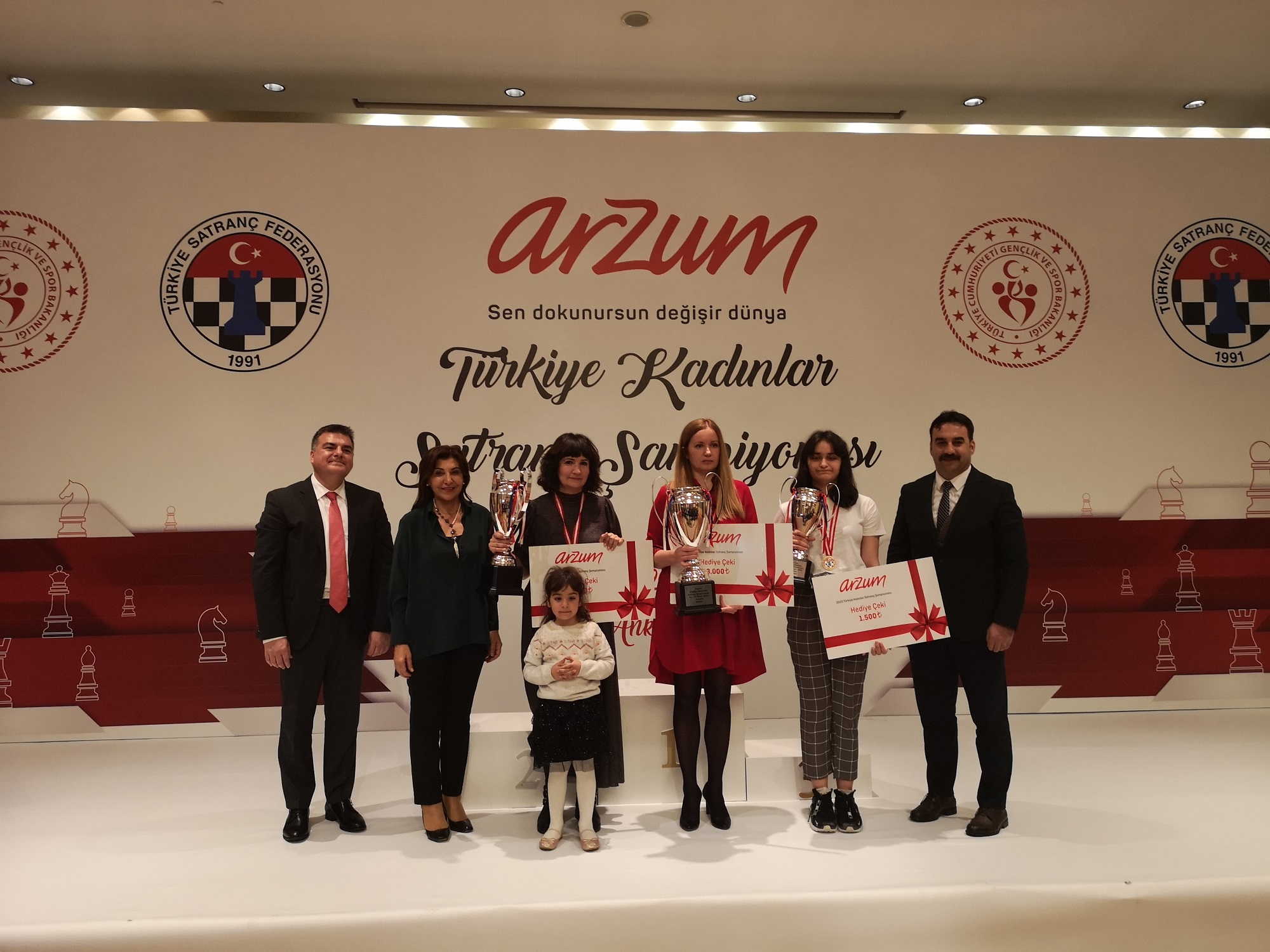 Arzum, satranç ustası kadınlara desteğini sürdürüyor