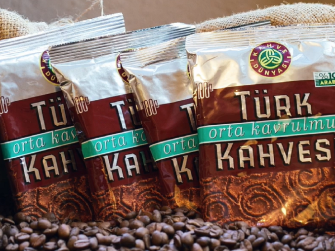Kahve Dünyası Fabrika Veliefendi çikolata heykelleri ağırlıyor