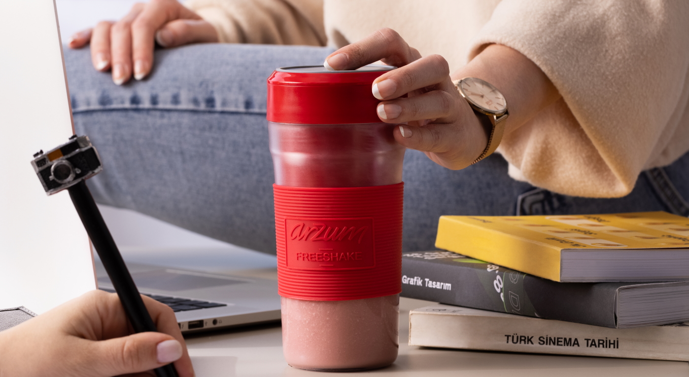 Yeni Arzum Freeshake şarjlı kişisel blender istenilen her yerde sağlıklı karışımlar hazırlıyor