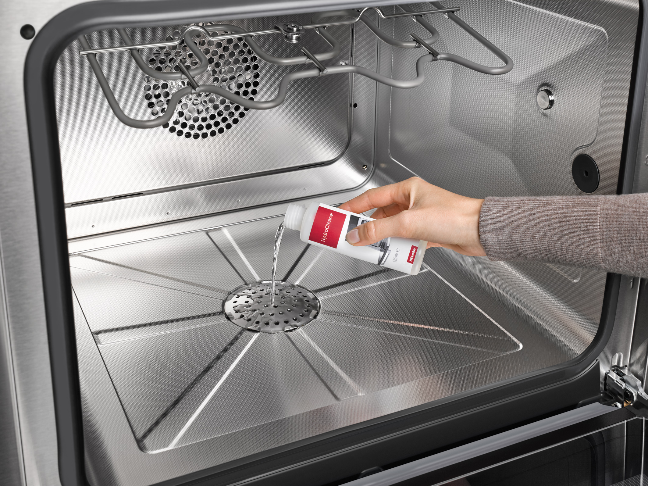 HydroClean teknolojisi ile Miele kombi buharlı fırınlar kendini yıkıyor