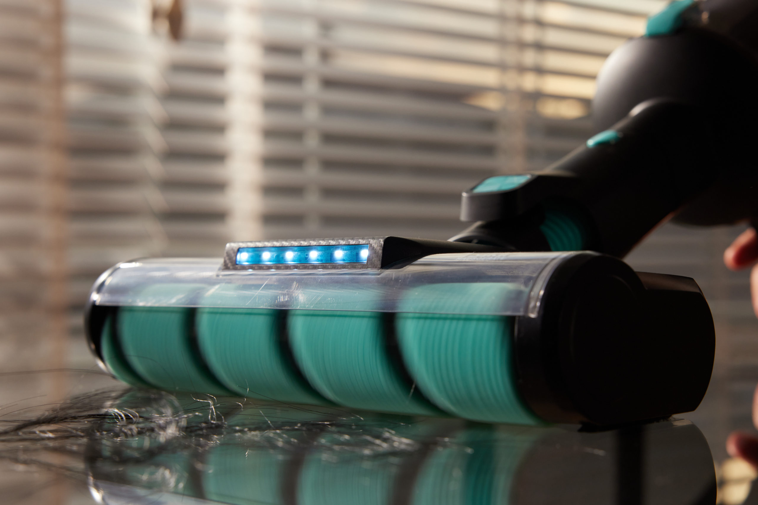 Fakir Hausgeräte Bolt X Plus Aqua 8472 Şarjlı Dikey Süpürge derinlemesine hijyen sağlıyor