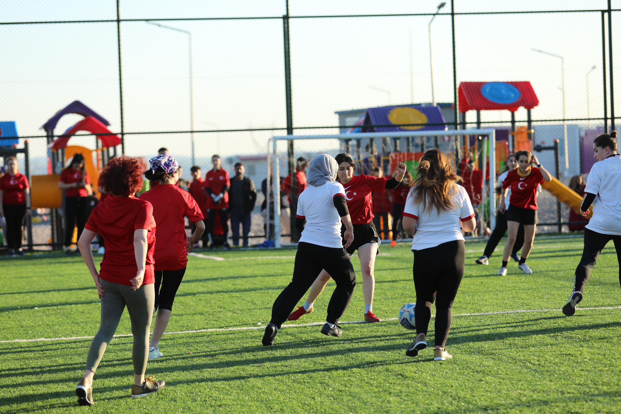 Beko, Adıyaman Umut Kentte kadın futbol takımlarını bir araya getirdi