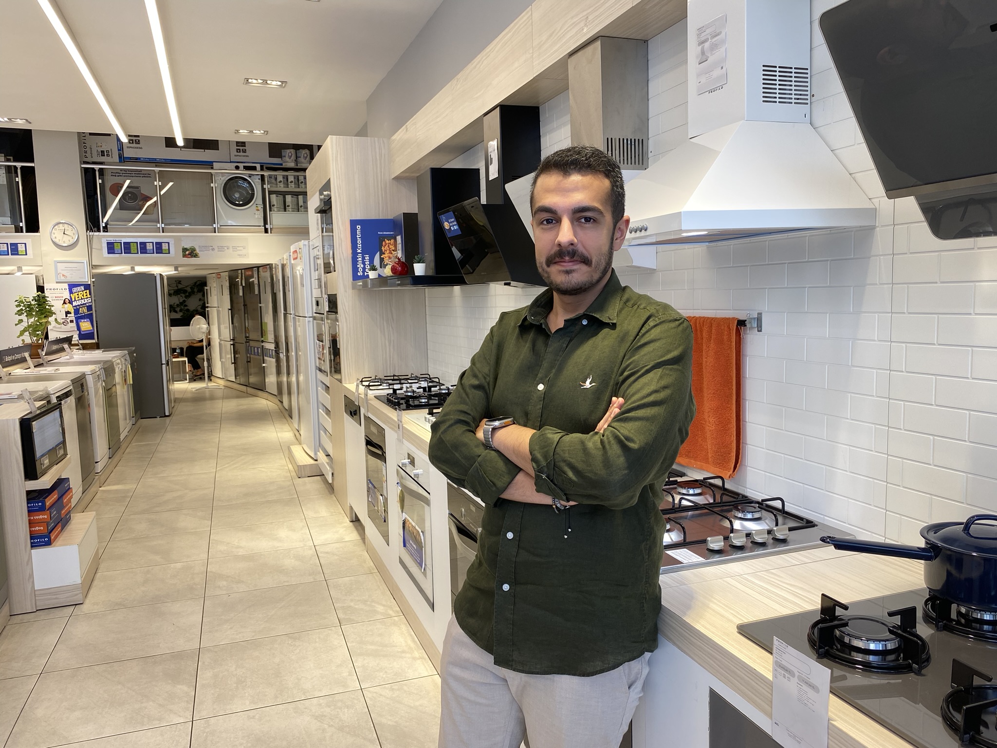 Bize buzdolabı almaya gelmişlerdi. Kahve ile sohbet koyulaşınca sonrasında kendilerine ankastre set bile verdik