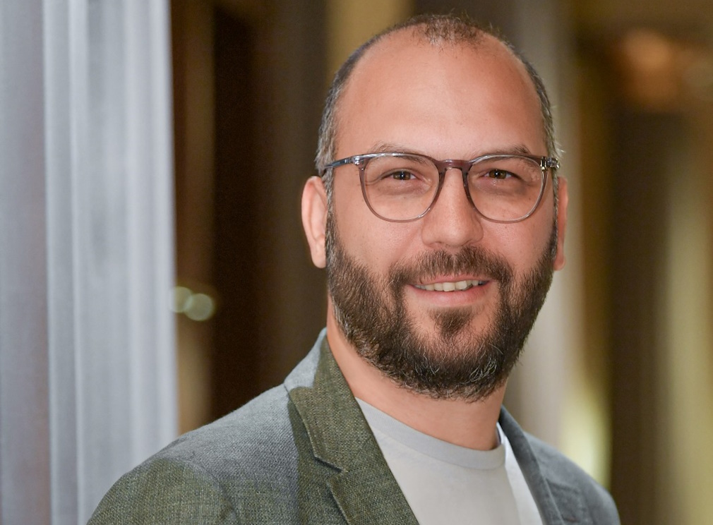 Küresel kahve pazarında başarılı büyüme için öncelikle güçlü bir marka kimliği oluşturmak ve farklılaşma stratejisi geliştirmek şart