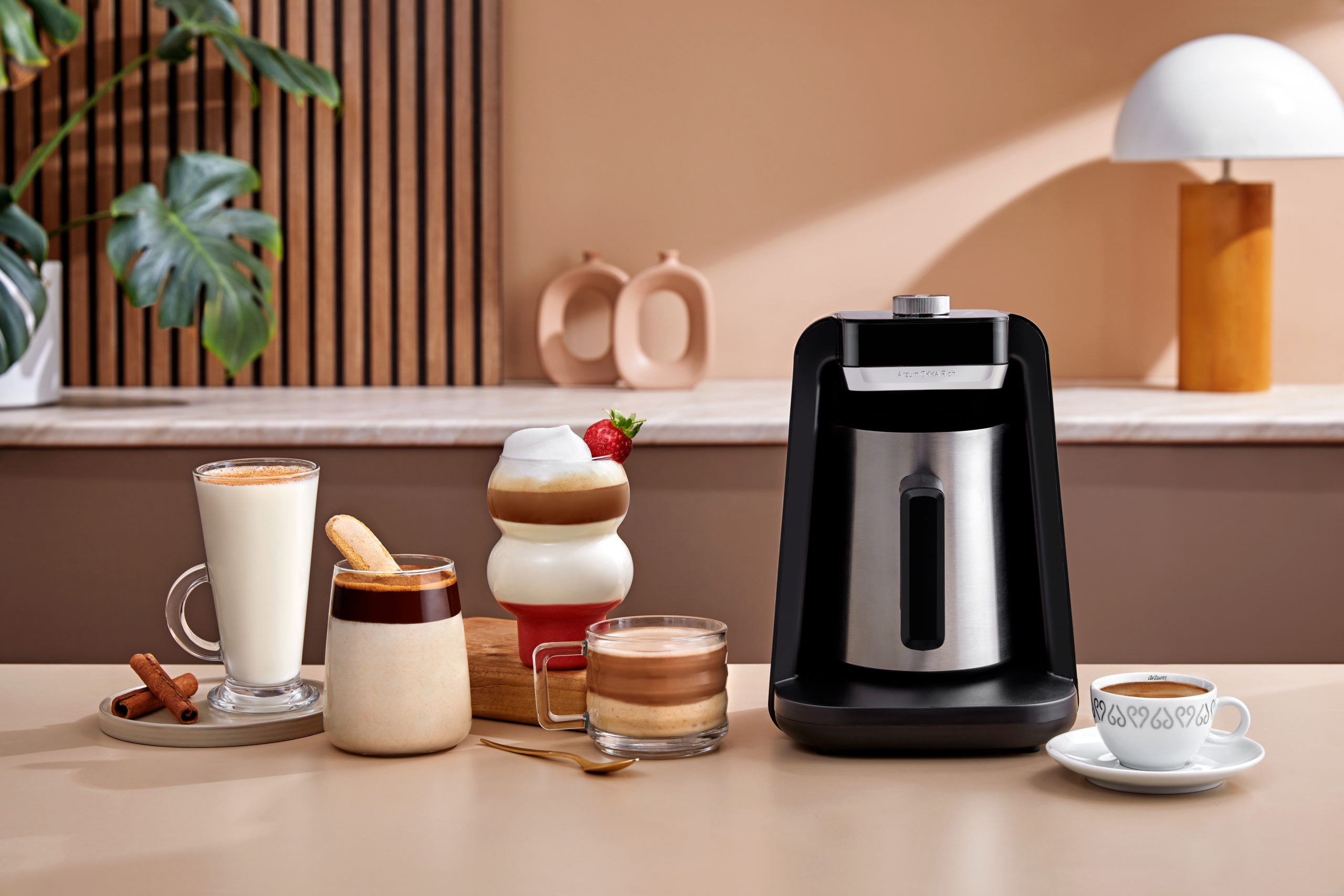 Kahvenin leziz dönüşümünü Arzum OKKA Rich Spin Pro Kahve & Sıcak İçecek Hazırlama Makinesi ile yaşayın