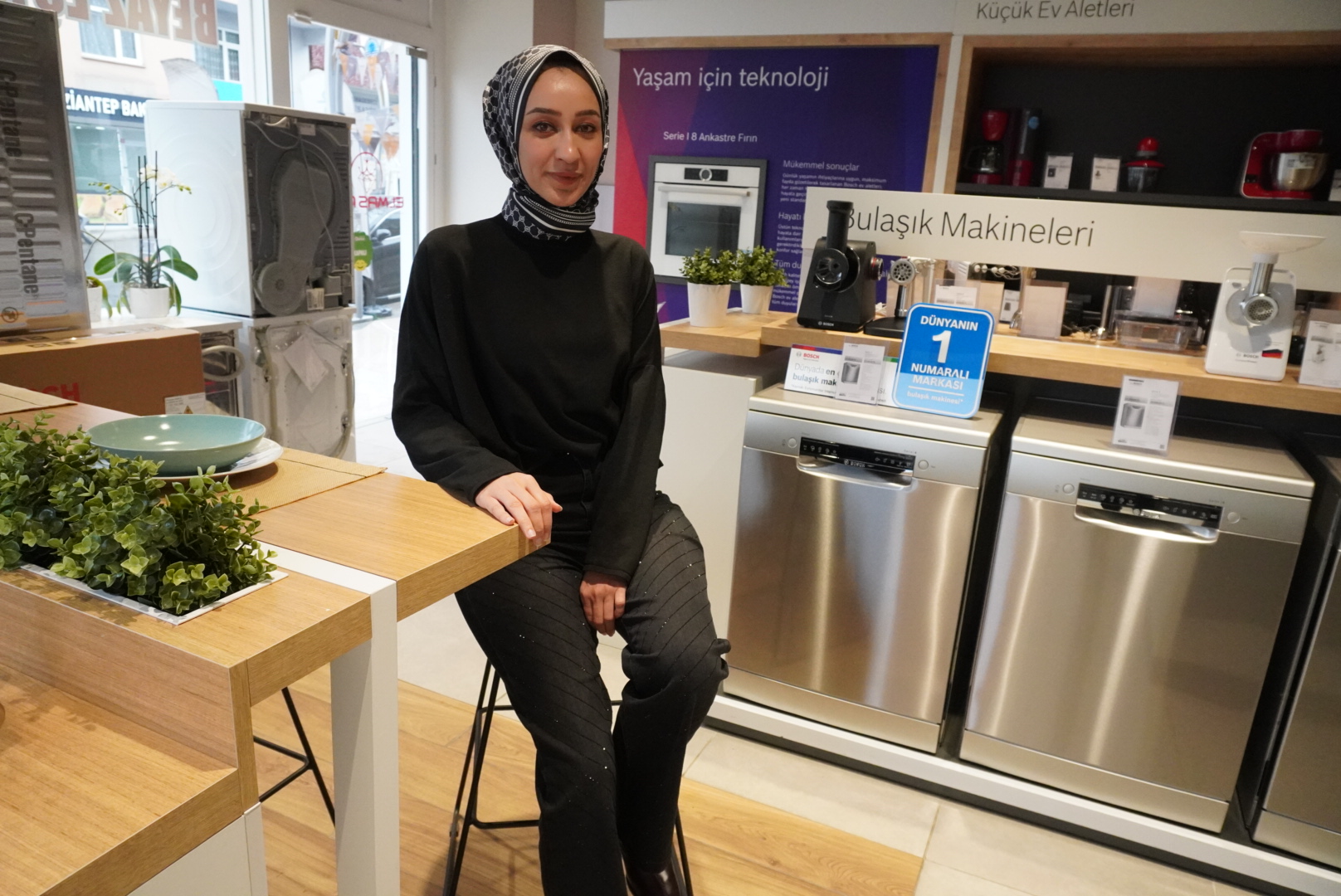 İş hayatının içerisinde en çok olması gerekenler kadınlar. Hiç bir şey kolay olmuyor. Pes etmesinler