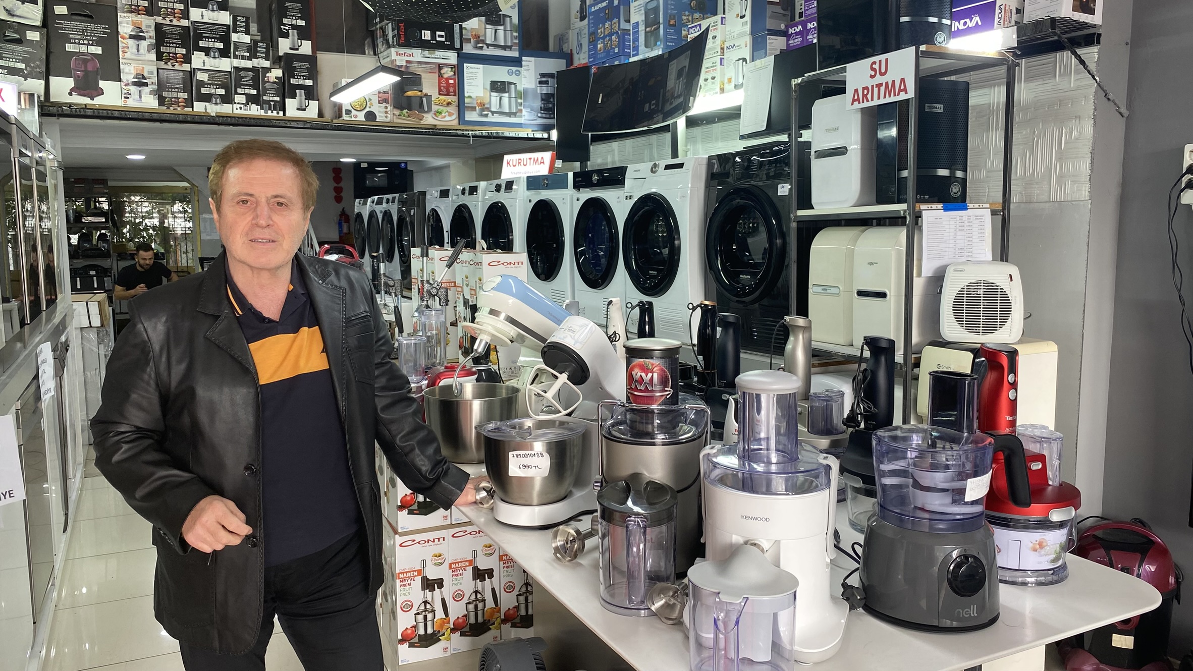 Bizim sektörde iki kişi yan yana gelip trafik ışığından karşıya geçemiyor