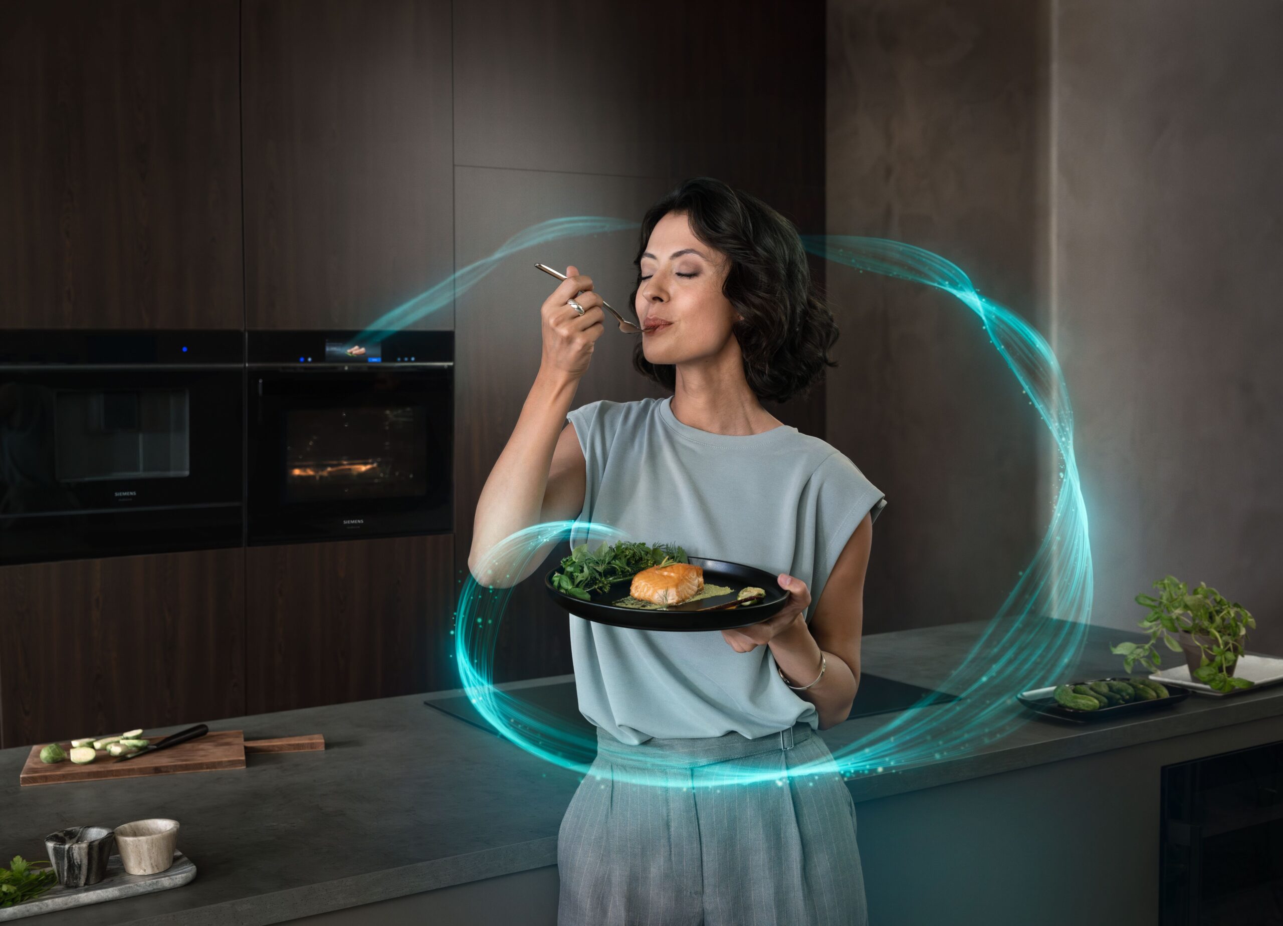 1783335050_Siemens__kamera_destekli_ai_2025_GL_SIE_Oven_iQ700_KeyVisual_People_glow_TIFF_V1